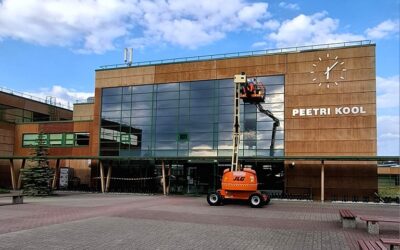 Koolimaja akende kiletamine